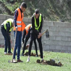 بمناسبة اليوم العالمي للغابات: كيونت تعزز التزامها اتجاه البيئة بتنظيم عملية تشجير واسعة في منطقة بوغني بولاية تيزي وزو