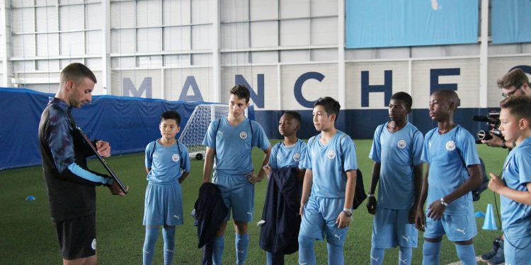 كيف تعمل شراكة كرة القدم بين QNET وMan City على تمكين المواهب الشابة من جميع أنحاء العالم 5 Man City