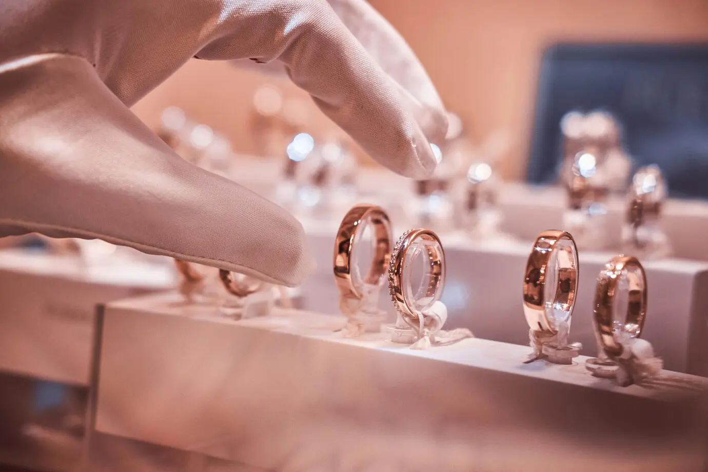 Libérez la beauté de vos bijoux en or 18 carats : le guide d'entretien expert de Bernhard H. Mayer 2 Révélez la beauté de vos bijoux en or 18 carats : le guide d'entretien expert de Bernhard H. Mayer